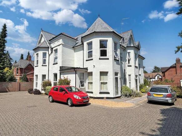 1 bed property, in Lansdowne Road, £55,000