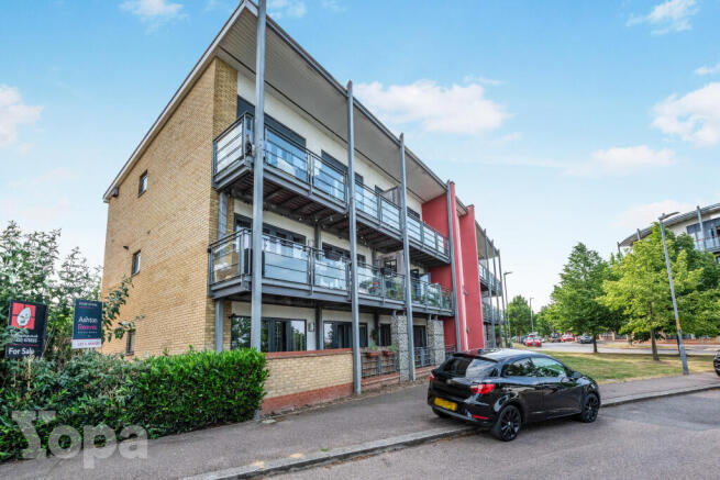 1 bed property, in Waterstone Way, £220,000