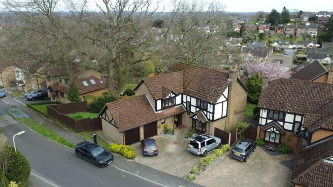 5 bed property, in Firs Drive, £675,000