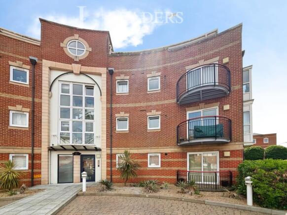 2 bed property, in Gunwharf Quays, £325,000