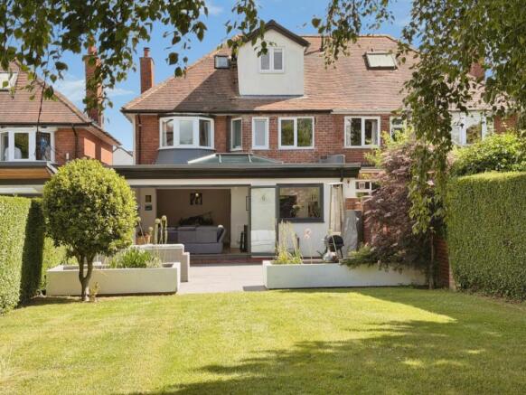 5 bed property, in Davenport Avenue, £550,000