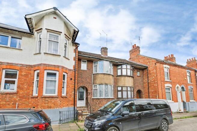 2 bed property, in Chaucer Street, £180,000