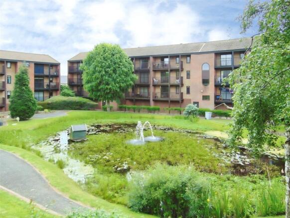 1 bed property, in Castle Gardens, £100,000