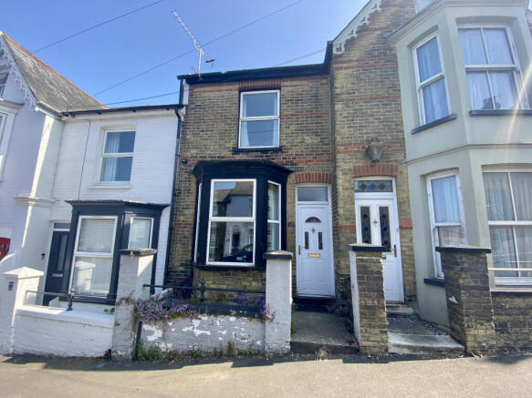 2 bed property, in Bridge Road, £200,000