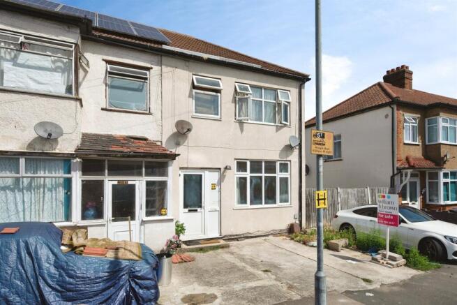 3 bed property, in Mortlake Road, £450,000