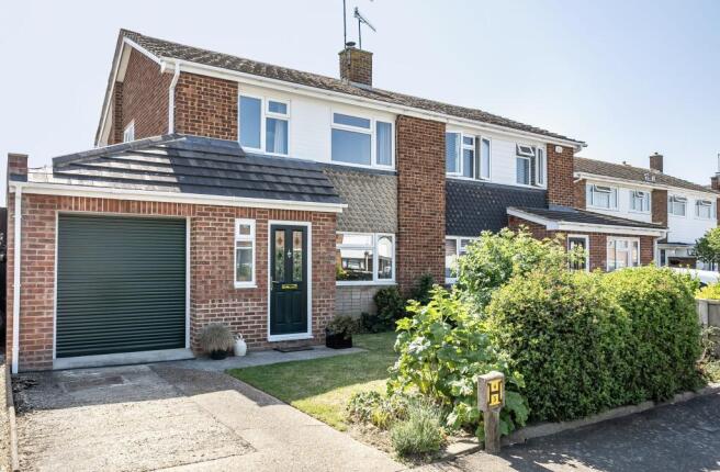 4 bed property, in Churchill Way, £425,000