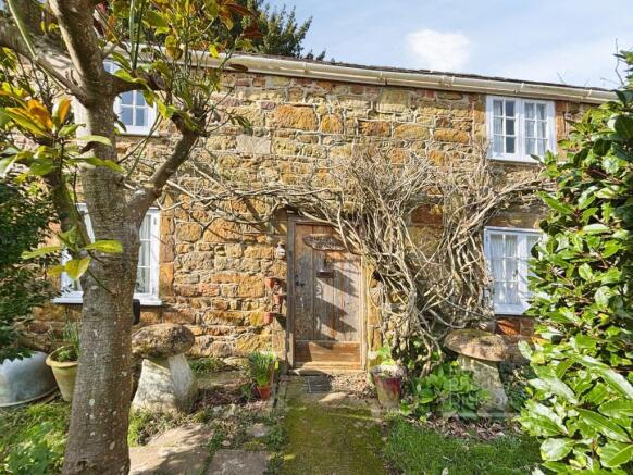2 bed property, in Farriers Way, £365,000