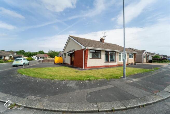 2 bed property, in Dorchester Gardens, £230,000