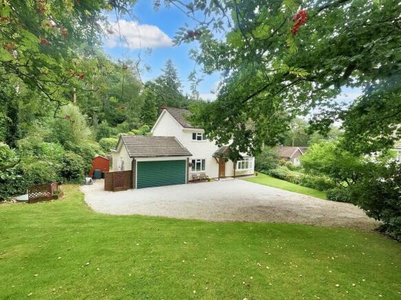 4 bed property, in Manor Glade, £525,000