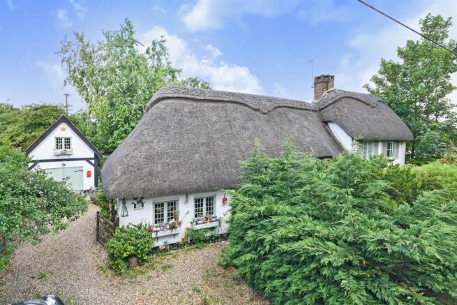 4 bed property, in Burgate, £575,000