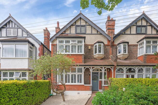 4 bed property, in Braxted Park, £1,000,000