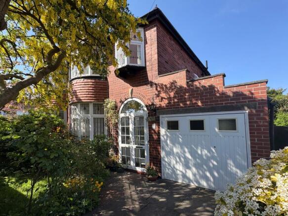 3 bed property, in Moss Park Road, £375,000