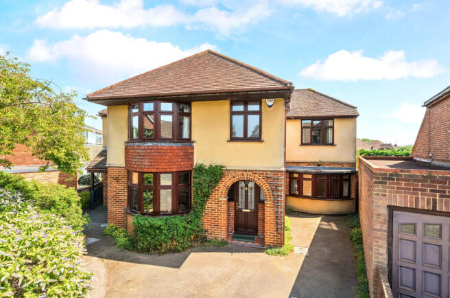 4 bed property, in Guildford, £700,000