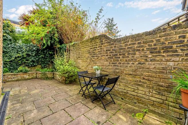 1 bed property, in Goldsmith Road, £385,000