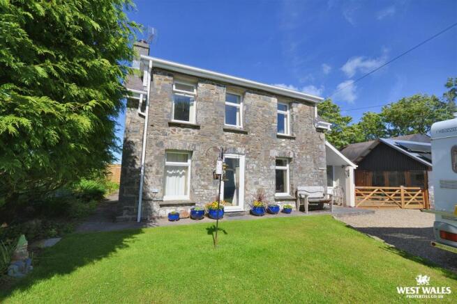 3 bed property, in Cross Inn, £525,000