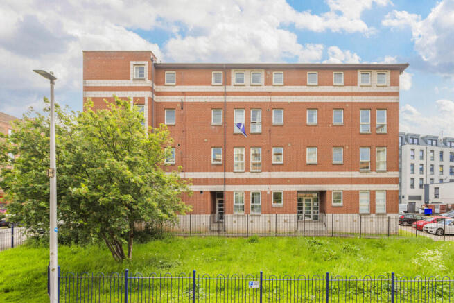 2 bed property, in Alexander Drive, £180,000