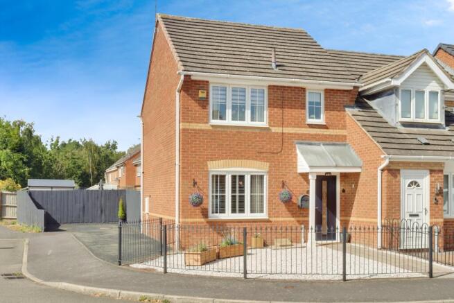 3 bed property, in Hampton Close, £253,950