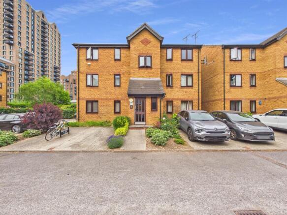 2 bed property, in Bream Close, £325,000