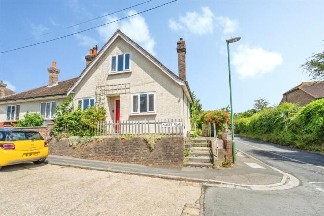 2 bed property, in Albert Road, £250,000