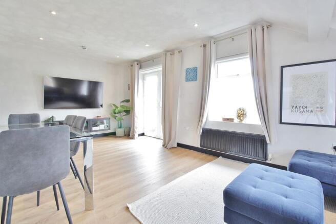 1 bed property, in Clifton Road, £285,000