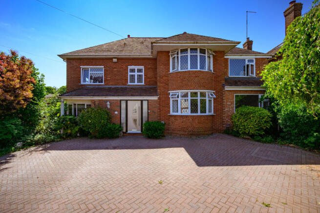 6 bed property, in Knoll Drive, £800,000