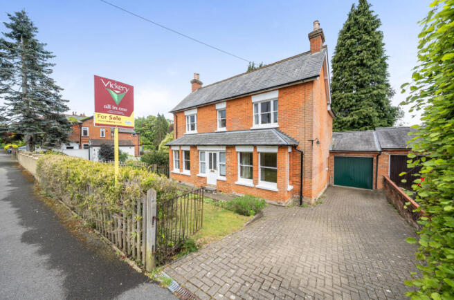 4 bed property, in Victoria Road, £895,000