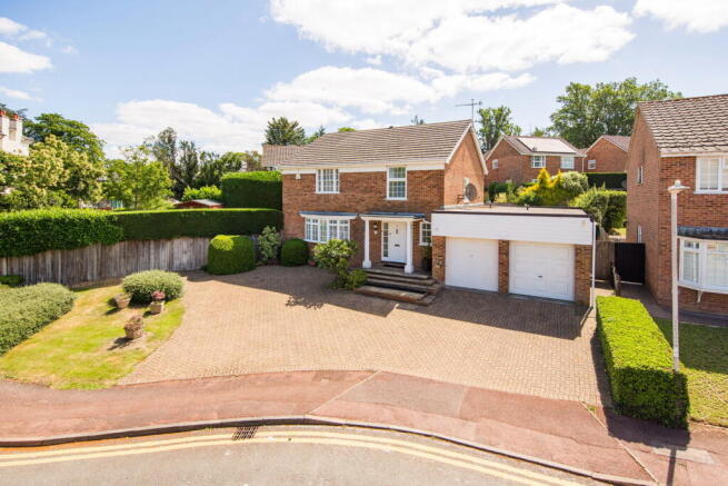 4 bed property, in Clarendon Way, £800,000