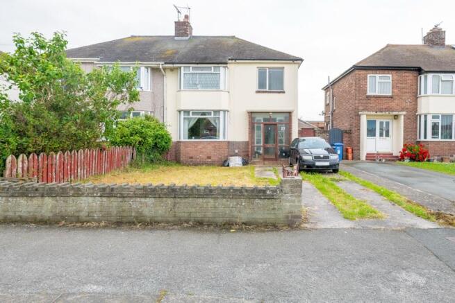 3 bed property, in Gwynfryn Avenue, £120,000