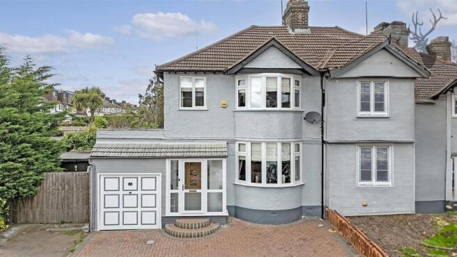 3 bed property, in Dale View Gardens, £685,000