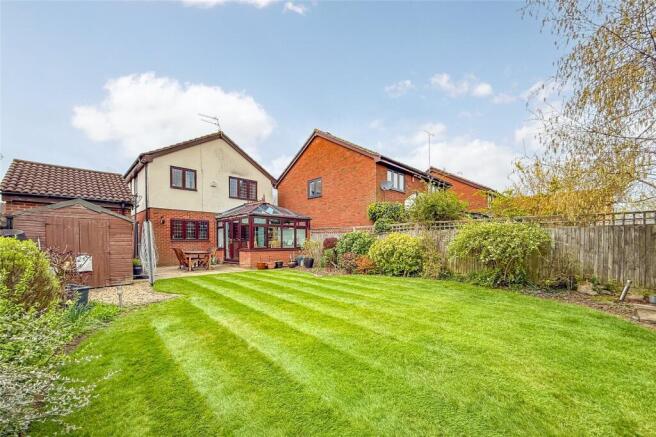 3 bed property, in Mayfair Close, £800,000