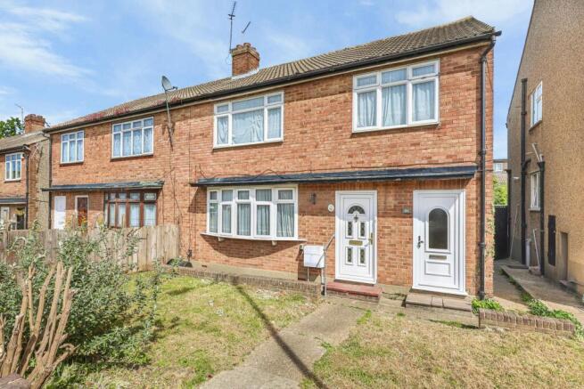 2 bed property, in Fencepiece Road, £310,000
