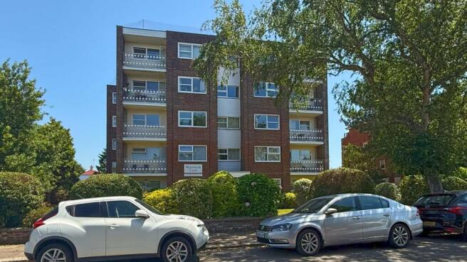 2 bed property, in Wentworth Court, £235,000