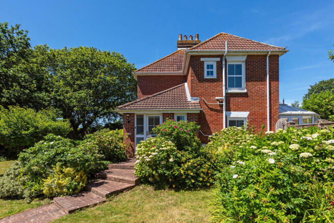 3 bed property, in Warsash Road, £525,000