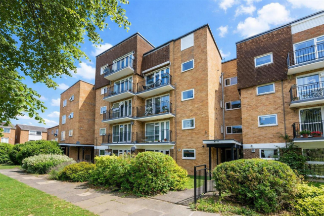 2 bed property, in Staines Square, £195,000
