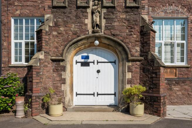 3 bed property, in Clewer Court, £200,000