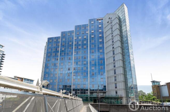 2 bed property, in Basingstoke, £175,000