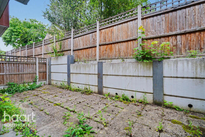 1 bed property, in Cromie Close, £300,000