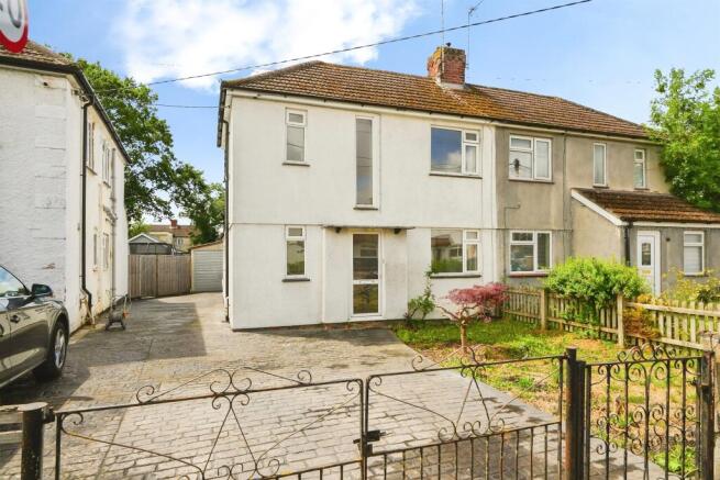 3 bed property, in Queensway, £230,000