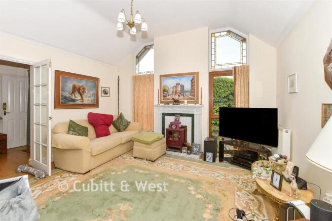 3 bed property, in Croft Road, £595,000