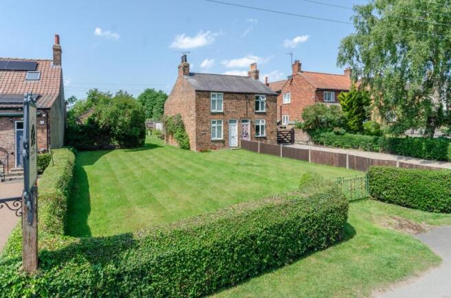 2 bed property, in Main Street, £240,000