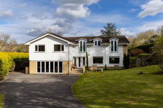 5 bed property, in Hardhams Rise, £850,000