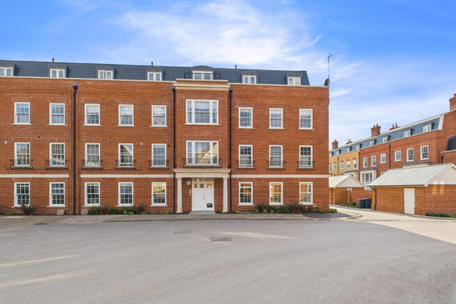 2 bed property, in Abbots Gate, £295,000