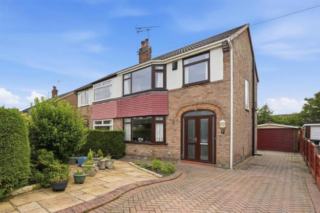 3 bed property, in Farnham Avenue, £299,950