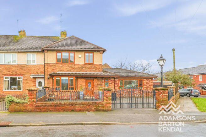 3 bed property, in Hollowspell, £299,950