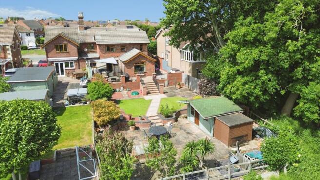 5 bed property, in West Street, £385,000