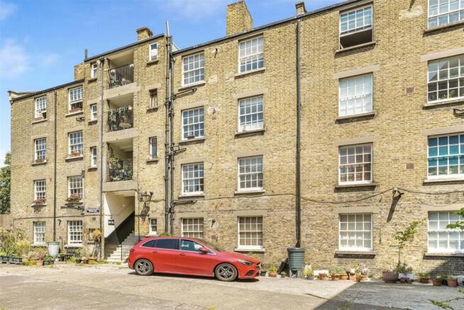 3 bed property, in Cressy House, £500,000