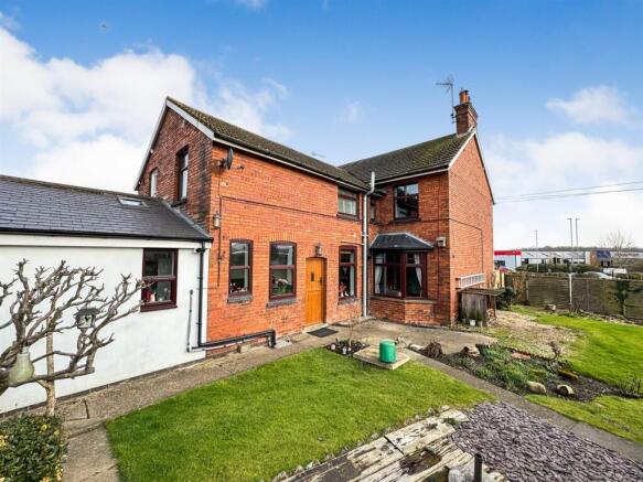 3 bed property, in Oakley Road, £333,000