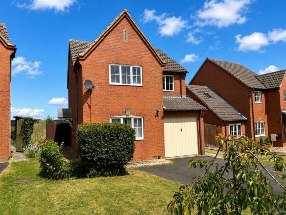 4 bed property, in Bramley Orchards, £359,950