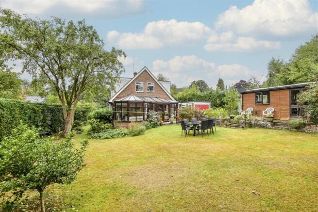 4 bed property, in Northchurch Common, £1,125,000