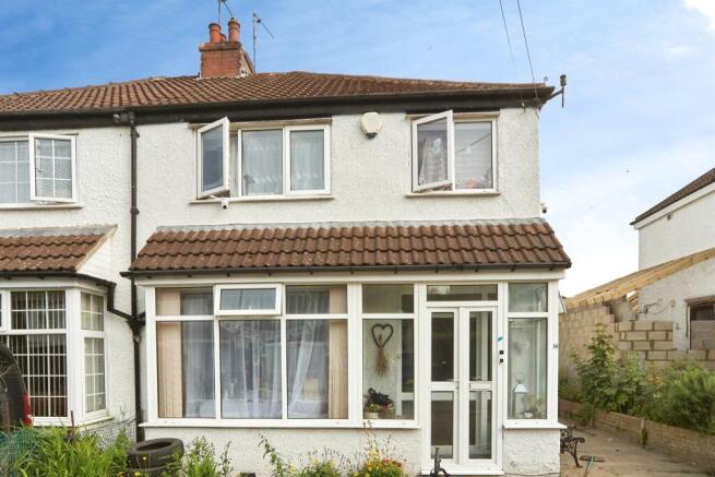 3 bed property, in Hilton Drive, £185,000